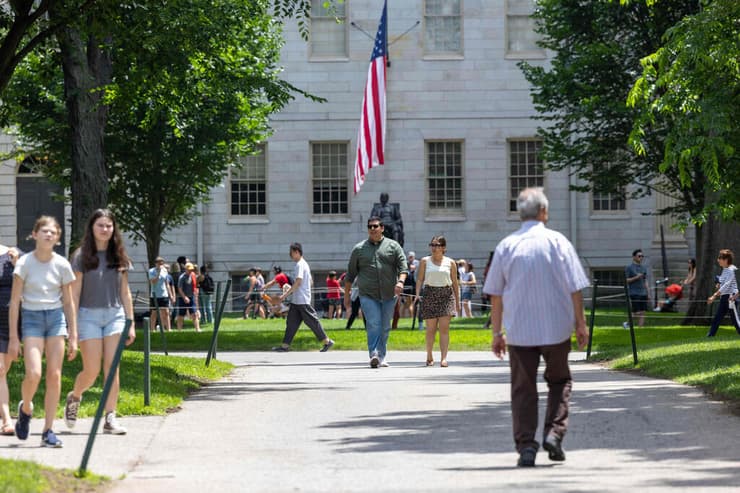 ארה"ב פסיקת בית המשפט העליון ש אוסרת תוכניות העדפה מתקנת ב אוניברסיטאות מכללות אוניברסיטת הרווארד
