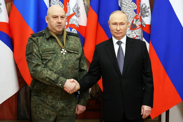 נשיא רוסיה פוטין עם ה גנרל סרגיי סורוביקין ארכיון ב31 בדצמנבר 2022