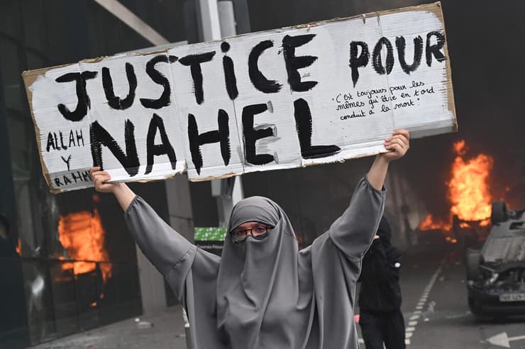 צרפת תהלוכה ב נאנטר פרבר ליד פריז בעקבות הרג הנער נאהל  29 ביוני