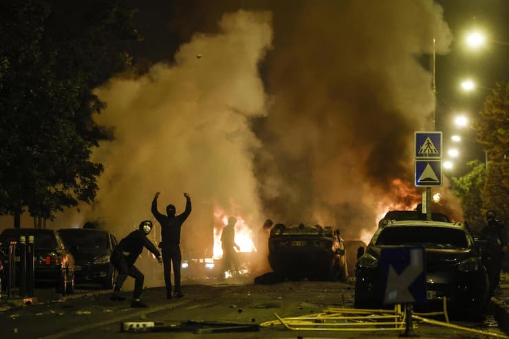 מהומות ב נאנטר צרפת בעקבות תקרית שבה שוטר ירה למוות ב נער אלג'יראי בשם נאהל