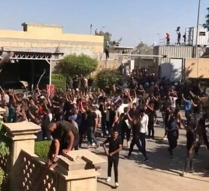 עיראק מפגינים מול שגרירות שבדיה ב בגדד בעקבות שריפת ה קוראן ב שטוקהולם