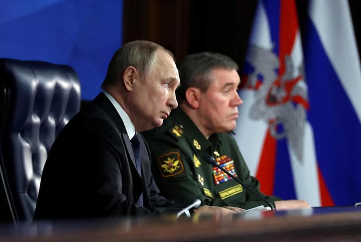 נשיא רוסיה פוטין עם רמטכ"ל הצבא הרוסי ולרי גרסימוב ארכיון דצמבר 2022 
