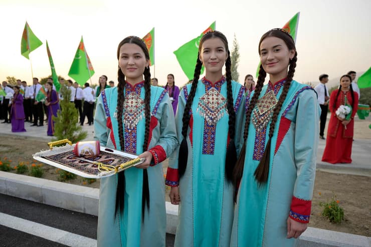 טורקמניסטן טקס חנוכה של עיר חדשה ארקדג על שם הרודן לשעבר גורבנגולי ברדימוחמדוב
