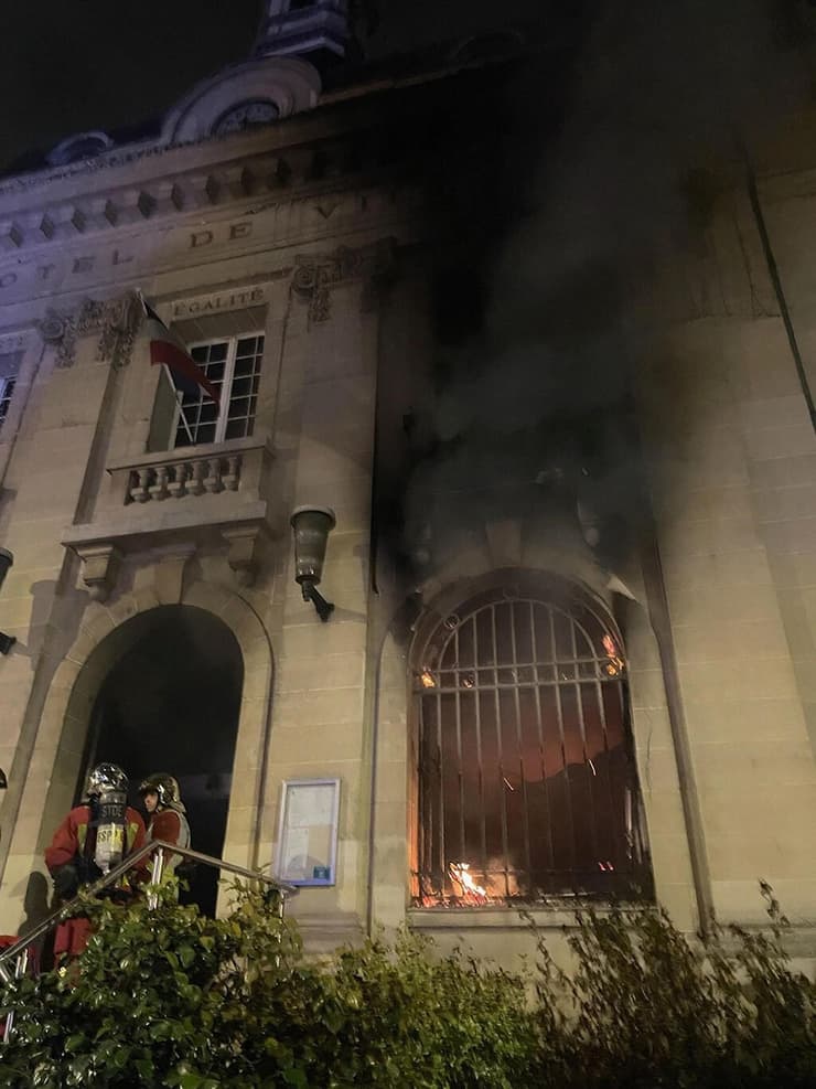 בניין עירייה פרבר ליל-סן-דני שהוצת באזור פריז מהומות צרפת בעקבות תקרית שבה שוטר ירה למוות ב נער אלג'יראי בשם נאהל