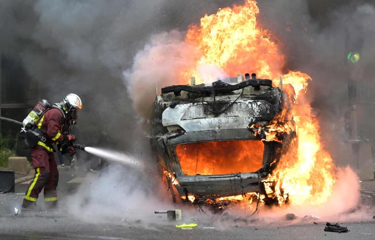 צרפת מהומות ב נאנטר פרבר ליד פריז בעקבות הרג הנער נאהל  29 ביוני