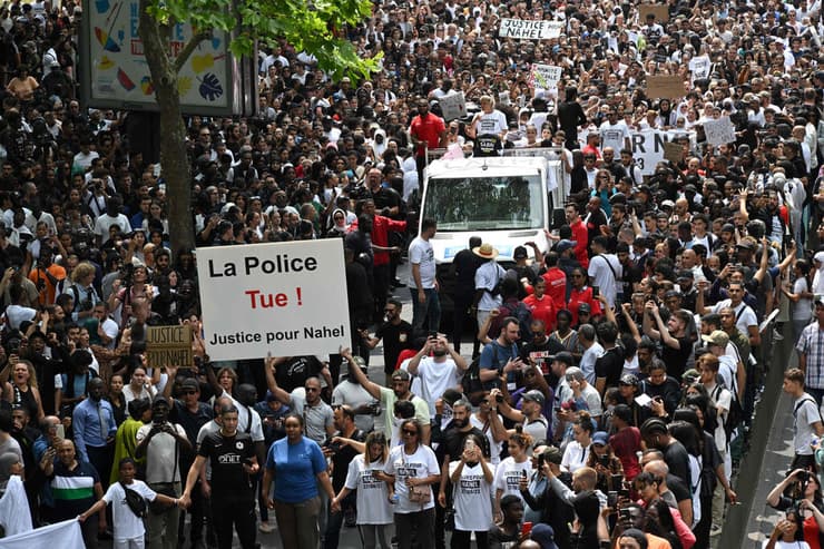 צרפת מהומות ב נאנטר פרבר ליד פריז בעקבות הרג הנער נאהל  29 ביוני