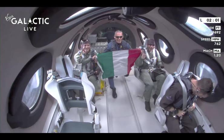 דגל איטליה מונף בחלל