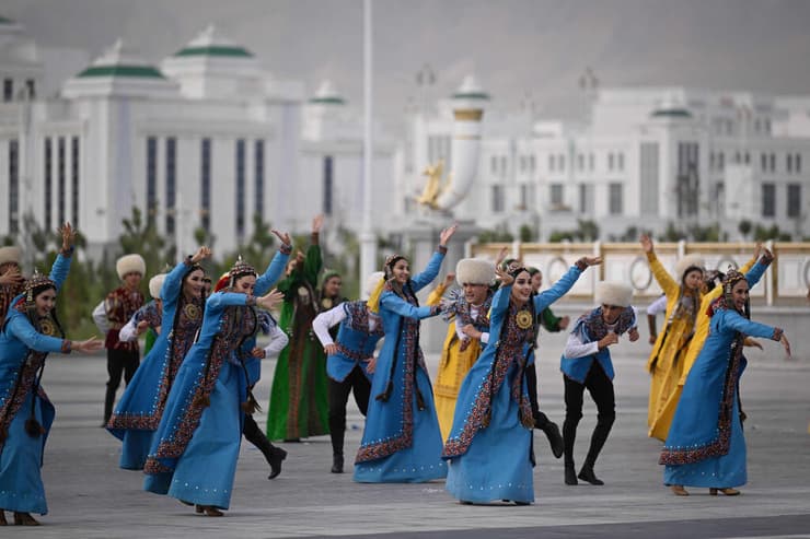 טורקמניסטן טקס חנוכה של עיר חדשה ארקדג על שם הרודן לשעבר גורבנגולי ברדימוחמדוב