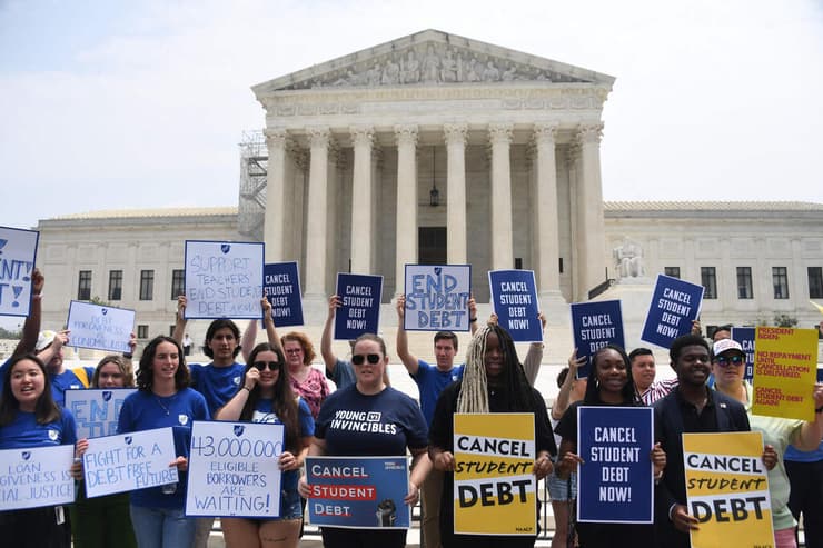 הפגנה על רקע פסיקה של בית משפט העליון ב ארה"ב שבה ביטל תוכנית של ביידן למחיקת חובות