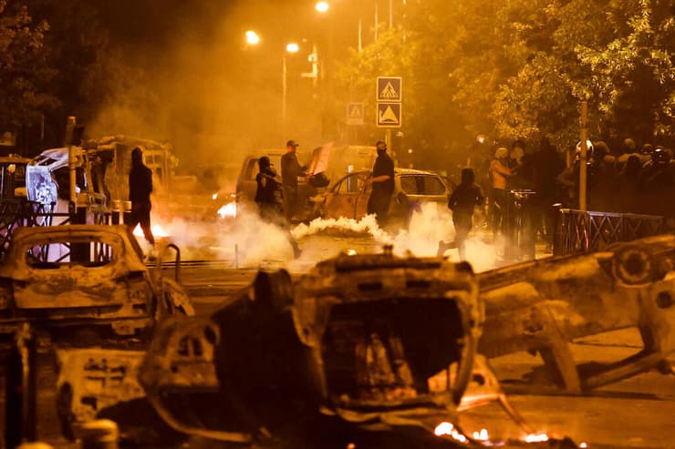 מהומות ב נאנטר צרפת בעקבות תקרית שבה שוטר ירה למוות ב נער אלג'יראי בשם נאהל