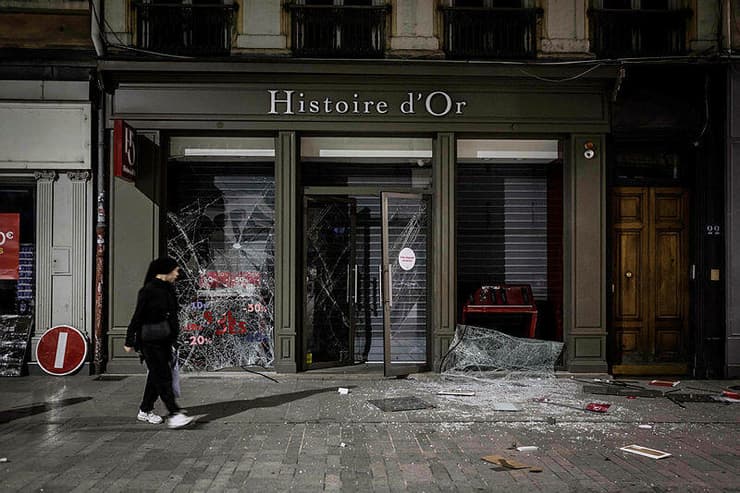 חנות שנבזזה בליון במהלך ההתפרעויות בצרפת