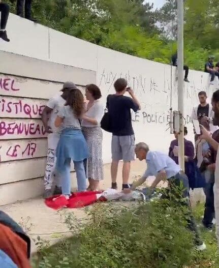 צרפת נאנטר פרבר של פריז ביזוי אנדרטה ל שואה במהלך המהומות בעקבות הרג הנער נאהל