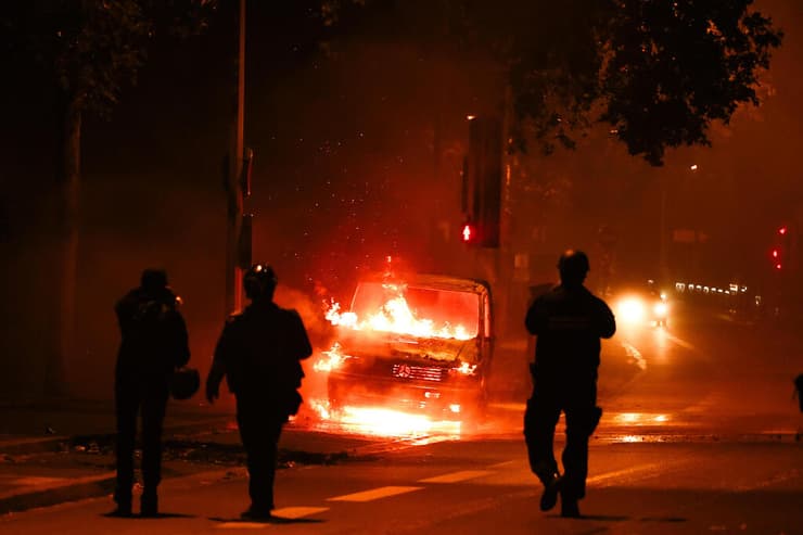 צרפת נאנטר ליד פריז רכב ש הוצת הרס נזק אחרי עוד ליל מהומות על הרג הנער נאהל