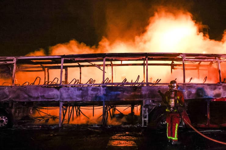 צרפת נאנטר ליד פריז מכבים אוטובוס ש הוצת הרס נזק אחרי עוד ליל מהומות על הרג הנער נאהל