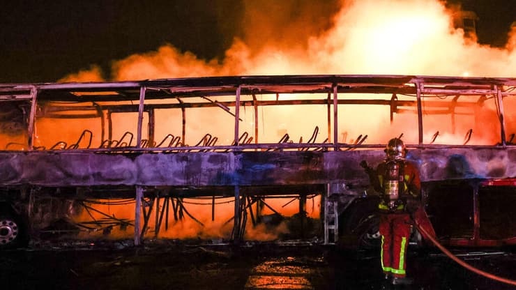 צרפת נאנטר ליד פריז מכבים אוטובוס ש הוצת הרס נזק אחרי עוד ליל מהומות על הרג הנער נאהל