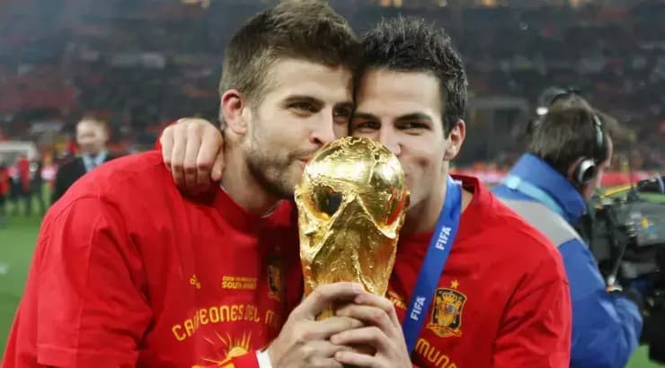 פברגאס עם פיקה וגביע העולם (רויטרס) פברגאס עם פיקה וגביע העולם