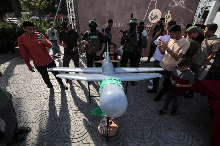 חמאס מציגים תערוכת נשקים בעזה