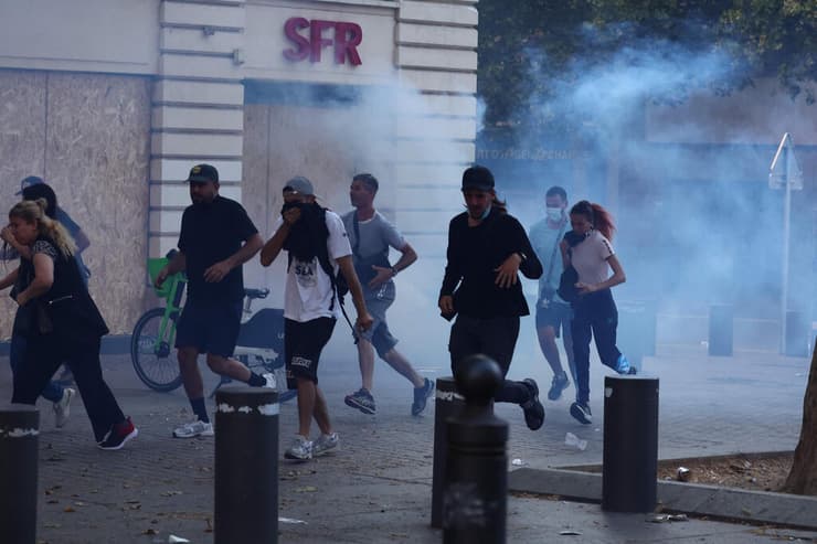 גז מדמיע ב מארסיי מהומות צרפת 
