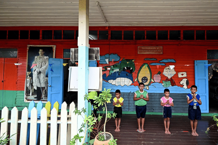 ארבעת התלמידים שנותרו בבית הספר שבכפר התאילנדי באן קון סאמוט