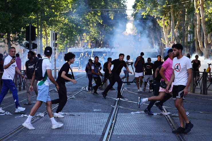 גז מדמיע ב מארסיי מהומות צרפת 