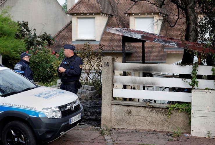 מהומות צרפת זירה שבה רכב התנגש בבית של ראש עיר בפרבר של פריז בשם ליי-לה-רוז