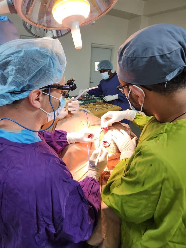 ניתוח בפעוטה בת 3 בסיוע תאורה של טלפונים ניידים של הצוות המנתח בבית חולים באדיס אבבה באתיופיה 