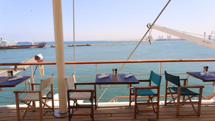 אוניית קלאב מד 2 עוגנת בנמל חיפה