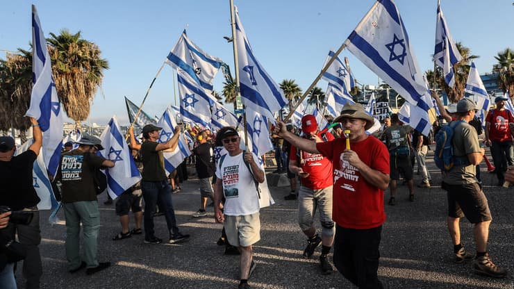 מפגינים חוסמים את הכניסה לנמל חיפה