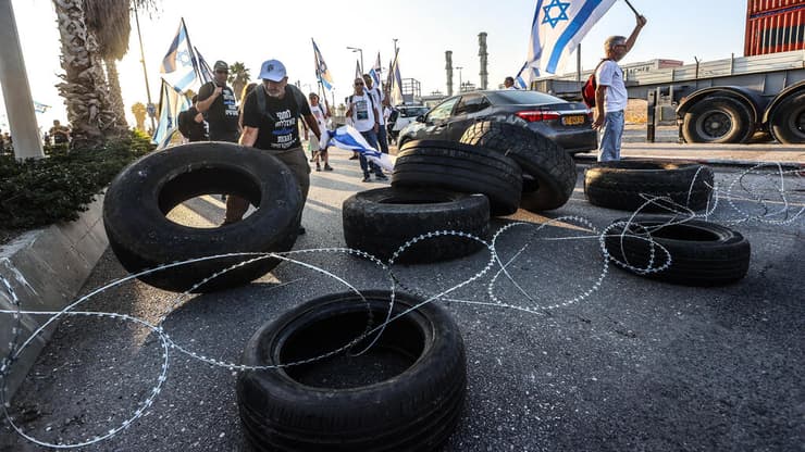 מפגינים חוסמים את הכניסה לנמל חיפה