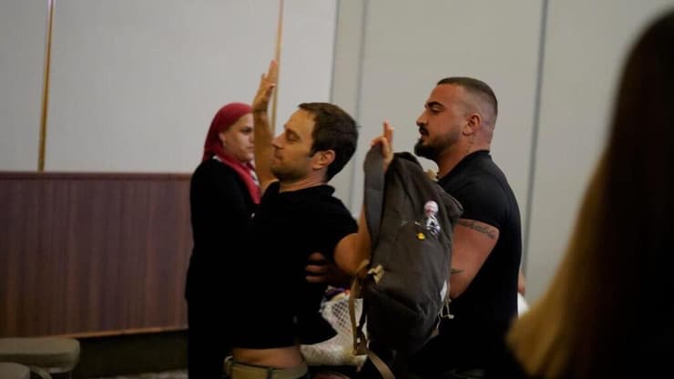  ״בזמן שיש פיגועים הם דואגים לדיקטטורה״ - פעיל אחים לנשק יוצא במחאה נגד ח''כים מהקואליציה בכנס של השלטון המקומי