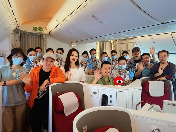 משלחת המשפיענים הסינים במטוס בדרכם לישראל