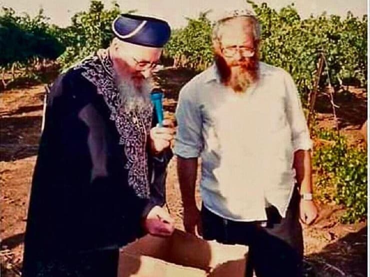 אביו של חנוך דאום, הרב יחזקאל דאום ז"ל, בטקס נטע רבעי בגולן עם הרב מרדכי אליהו זצ"ל