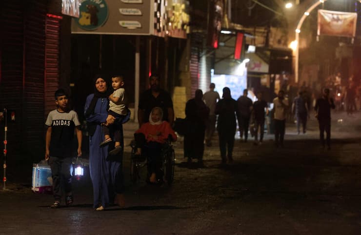פלסטינים עוזבים את מחנה הפליטים עקב הלחימה
