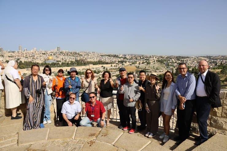 משלחת המשפיענים הסינים על רקע העיר העתיקה בירושלים