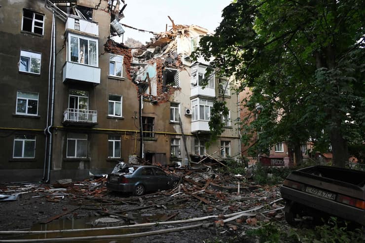 בניין שנפגע במתקפה רוסית בעיר סומי ב אוקראינה
