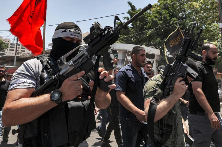 חמושים פלסטינים בהלווית  מחבל בג'נין