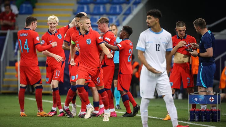 שחקני הנבחרת הצעירה של אנגליה חוגגים מול רוי רביבו