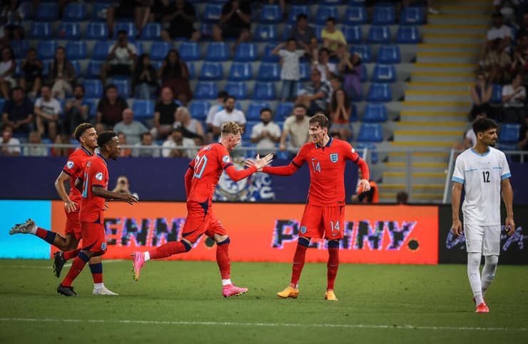שחקני הנבחרת הצעירה של אנגליה חוגגים מול רוי רביבו