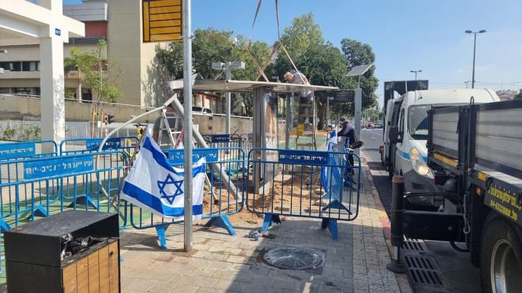 עובדי עירייה מחליפים את תחנת האוטובוס שהמחבל נכנס בה בזמן הפיגוע בצפון תל אביב