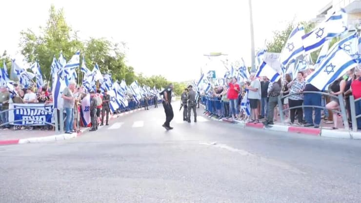 מפגינים ומפגינות מול ביתו של יריב לוין במודיעין