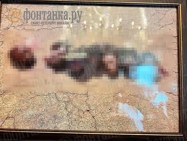 רוסיה פשיטה על אחוזה של יבגני פריגוז'ין ב סנט פטרסבורג תמונה ממוסגרת עם ראשים כרותים של אויביו