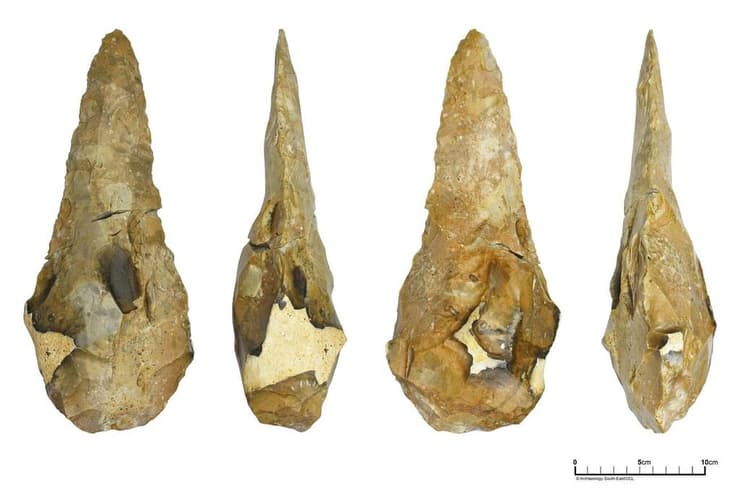 גרזן היד הגדול ביותר מכל כלי האבן שהתגלו בחפירות במחוז קנט