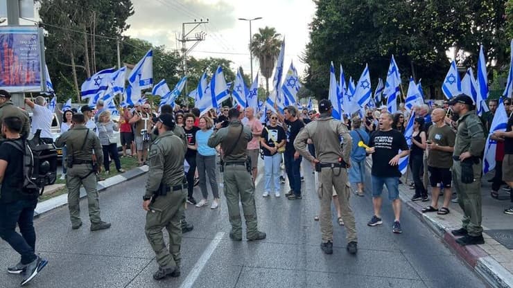 כוחות משטרה בהפגנה מול ביתה של גילה גמליאל בתל אביב
