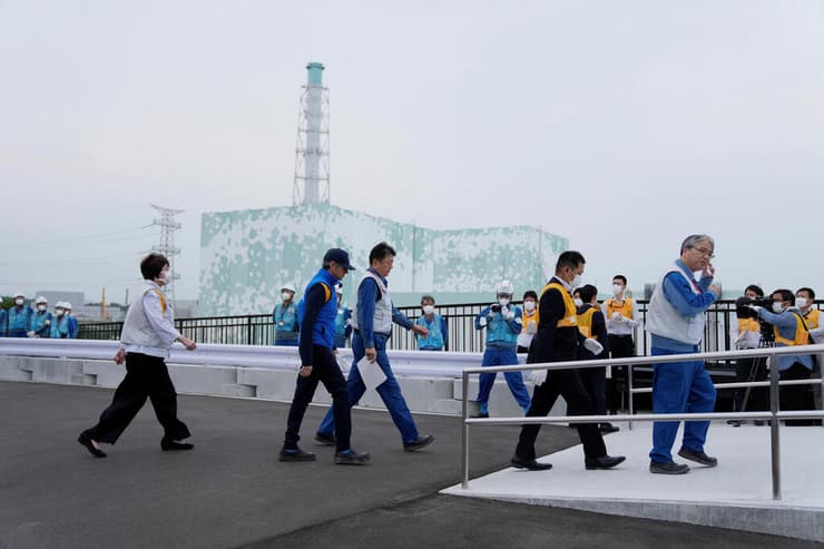 מזכ"ל סבא"א רפאל גרוסי ביקור ב אזור פוקושימה יפן לקראת תוכנית של יפן להזרים מים רדיואקטיביים ל אוקיינוס אסון פוקושימה גרעיני