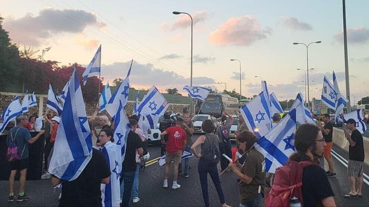 מפגינים זורמים מביתו של יולי אדלשטיין לצומת כפר שמריהו