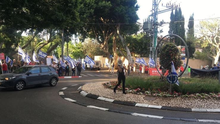 הפגנה מול ביתו של יולי אדלשטיין בהרצליה פיתוח