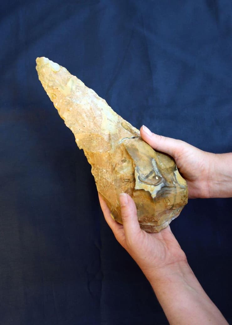 גרזן היד שתוארך כבן יותר מ-300 אלף שנה והתגלה באתר החפירות במחוז קנט