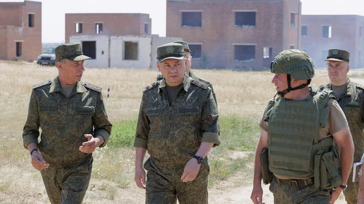 שר ההגנה של רוסיה סרגיי שויגו מבקר ב במטווח ירי במקום לא ידוע במחוז הצבאי הדרומי של המדינה
