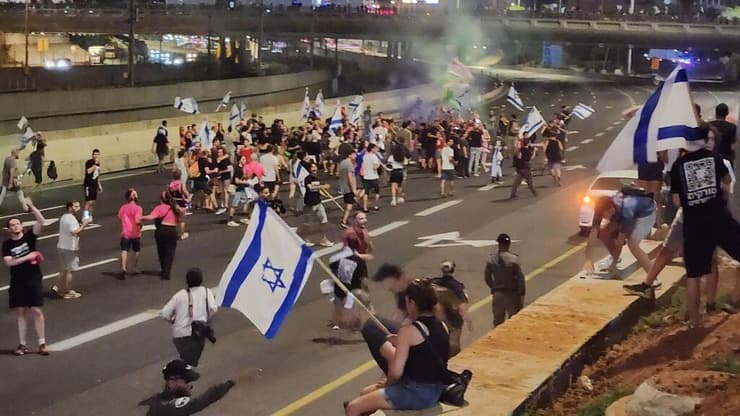 מפגינים ומפגינות על כביש איילון בתל אביב