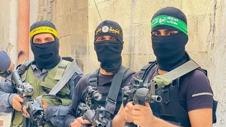 צעדה של חמושים רבים מגדודי חללי אל-אקצא בג'נין